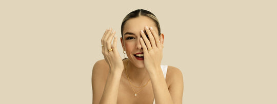 Model trägt Schmuck der BUBBLE PEARL Kollektion