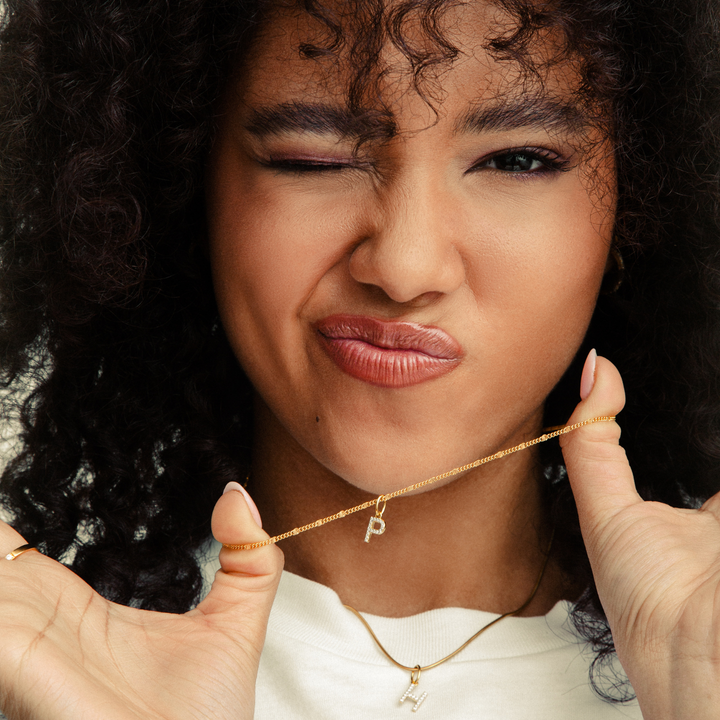 Flatlay Briefumschläge mit den Buchstaben A, E, G, R