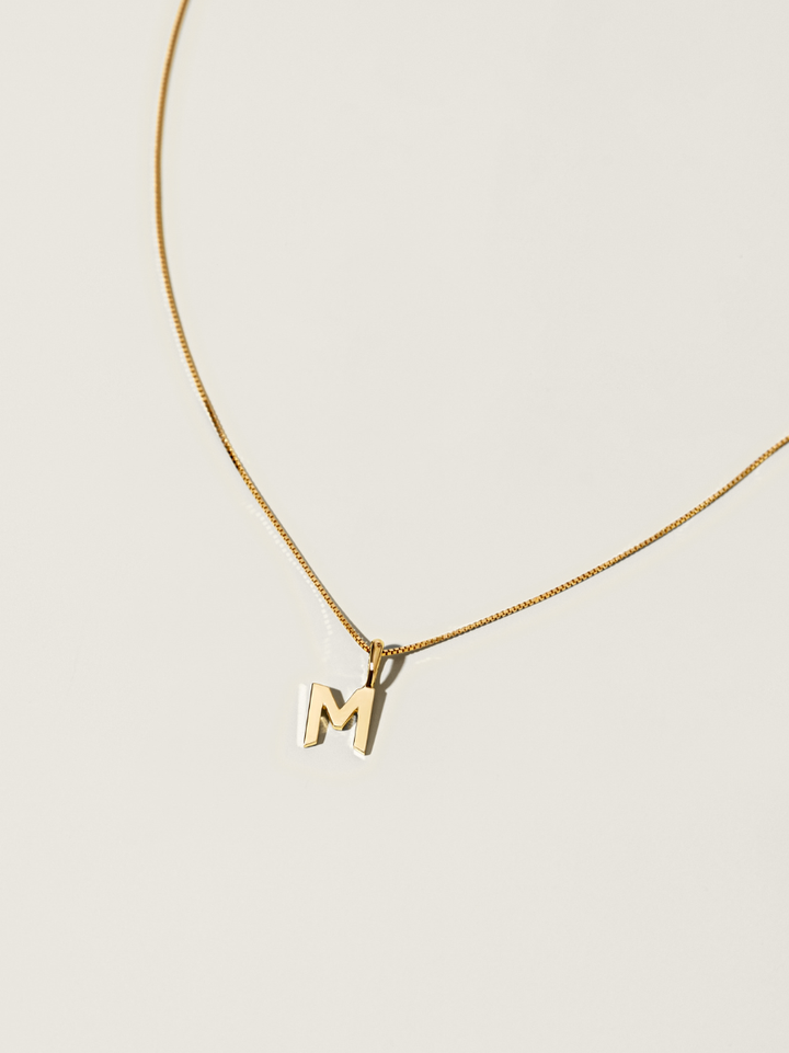 Model mit TWO TONE Ring XS91659GW und Ohrringen XS91658GW, XS91656GW